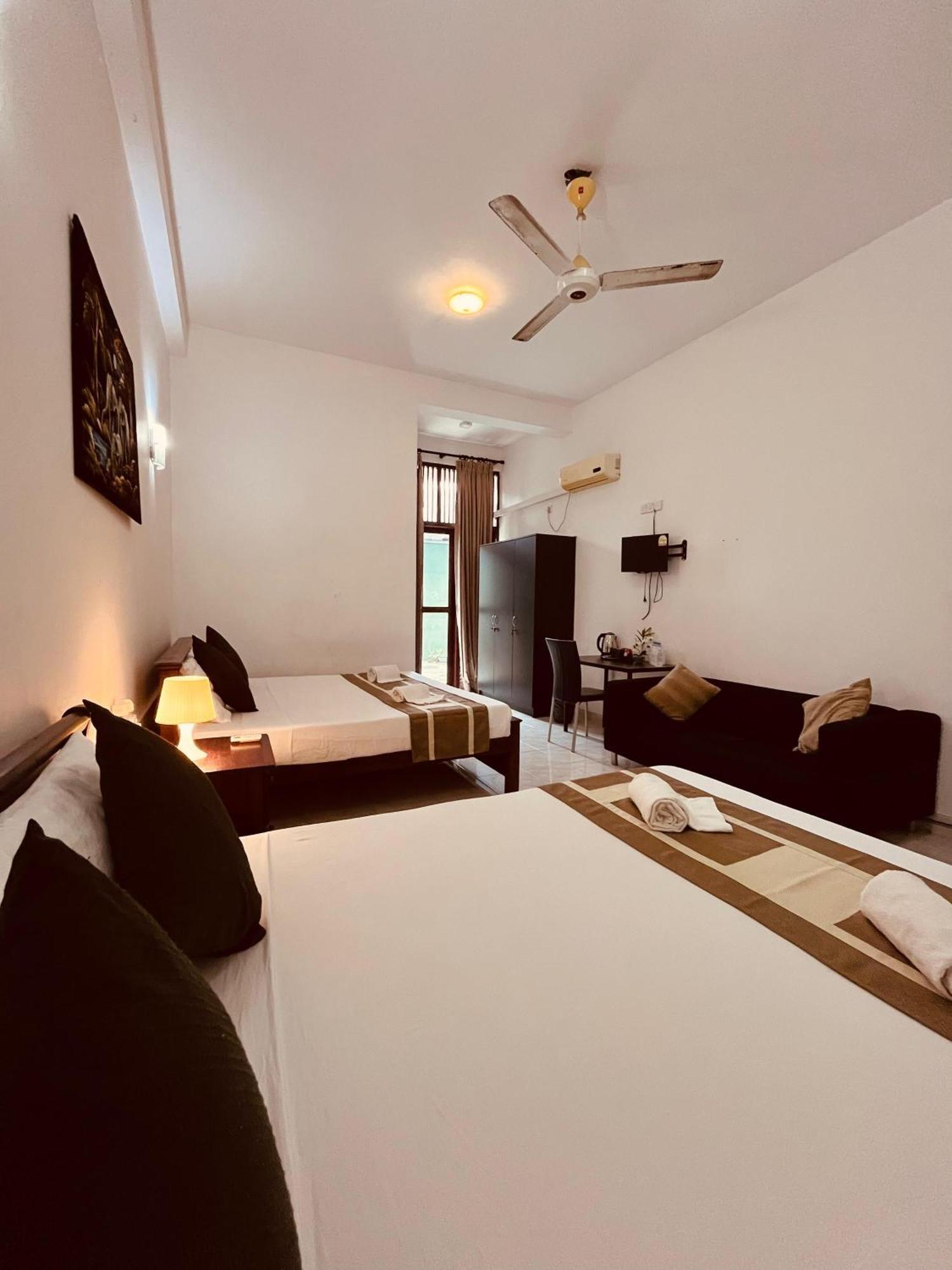 نيجومبو Hotel Blue Bird المظهر الخارجي الصورة